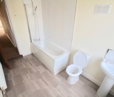 AVAILABLE NOW TWO DOUBLE BEDROOM S DINING ROOM FRONT RECEPTION ROOM... - Photo 3