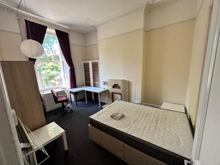 4 bedroom flat to rent - Photo 2