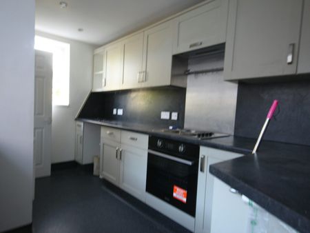 Terraced House to rent on - Photo 5