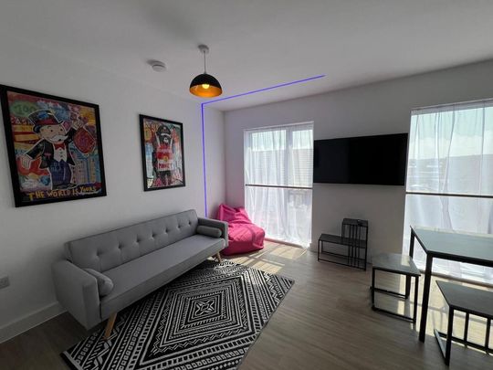 4 bedroom flat to rent - Photo 1