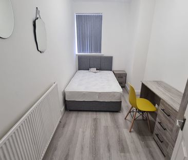 6 Bed - 166 Ash Road, Headingley, Leeds - LS6 3HD - Student - Photo 6