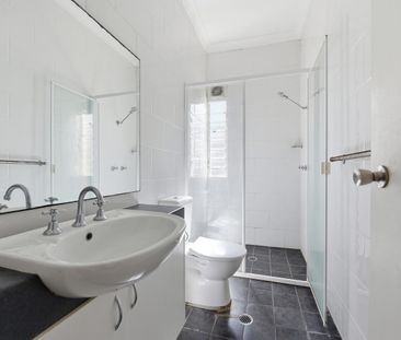 Partially furnished studio in the heart of Glebe - Photo 4