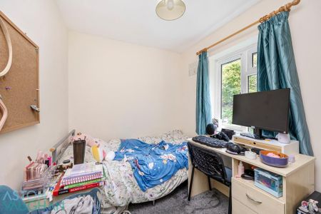 4 bedroom semi-detached house to rent - Photo 5