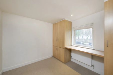 5 bedroom maisonette in London - Photo 3