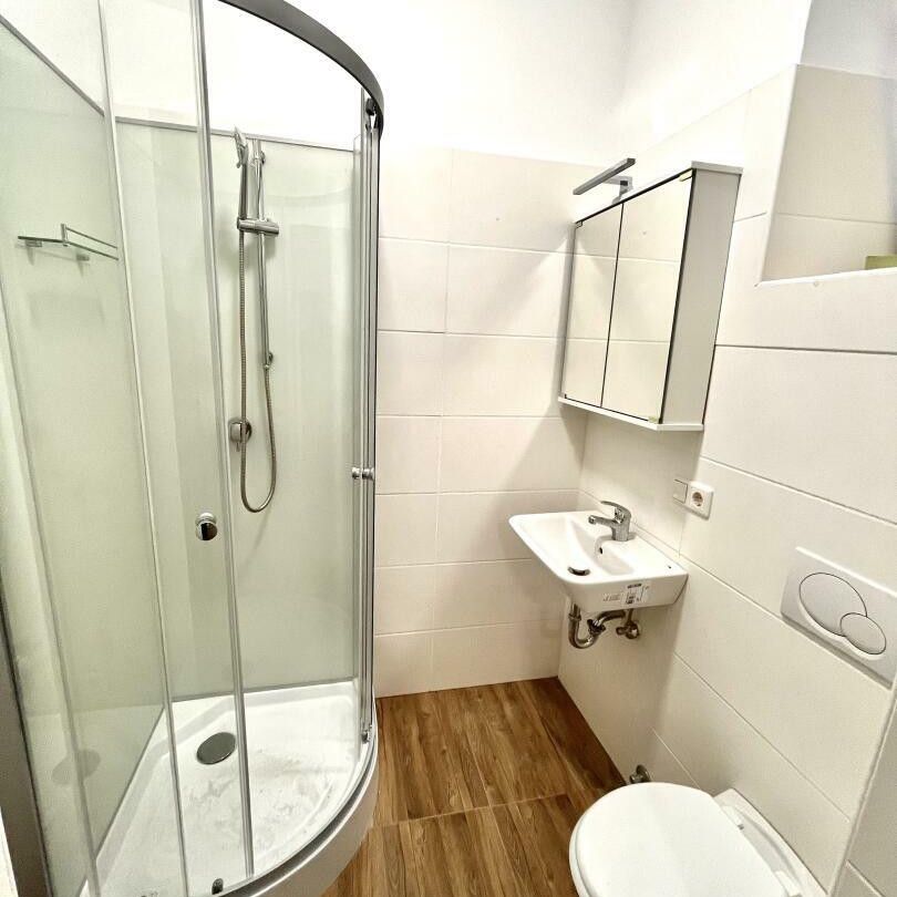 Erstbezug nach Generalsanierung: 2 Raum Wohnung im EG mit Terrasse, - Photo 1