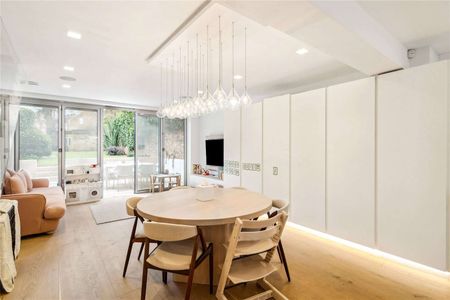 An exceptional example of a 5 bedroom period family home, in prime Hampstead village. - Photo 2