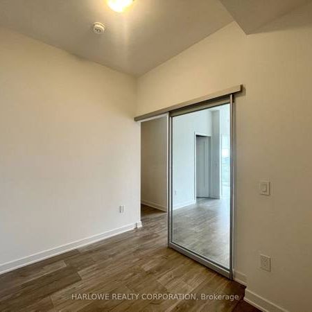 Feels brand new high ceilings parking included! - Photo 1