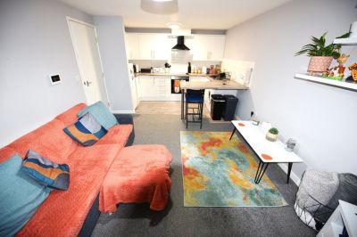 2 bedroom Flat in Flat 8, Leeds - Photo 1