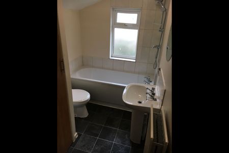 3 Bed Terraced House, Victoria Parade, BS5 - Photo 2