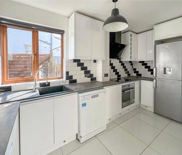 3 bedroom end of terrace house to rent - Photo 3