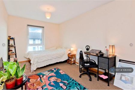 5 bedroom end of terrace house to rent - Photo 4