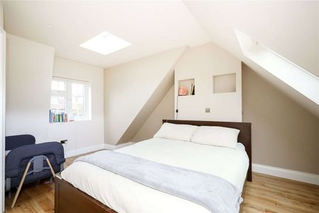 A beautifully refurbished three-bedroom family home. - Photo 3