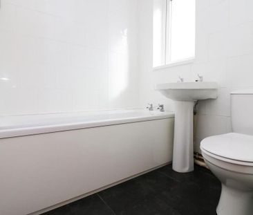 1 bedroom mews to rent - Photo 3