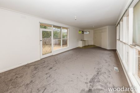 Large Family Home freshly painted throughout with new carpets and blinds fitted. - Photo 4
