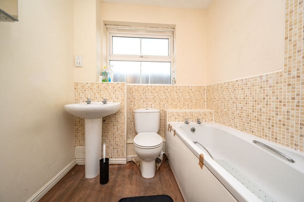 2 bedroom flat - Photo 1