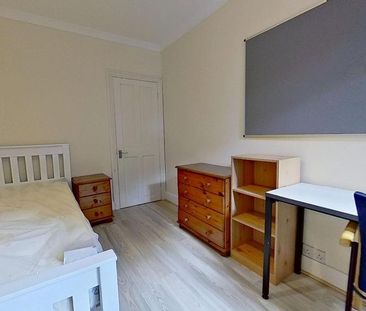 4 bedroom semi-detached house to rent - Photo 5