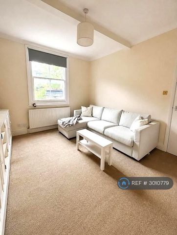 1 bedroom in a house share to rent - Photo 2