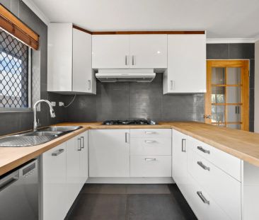 Spacious Family Living on a Massive 1000m² Block - Photo 6