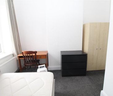 3 bedroom flat to rent - Photo 4