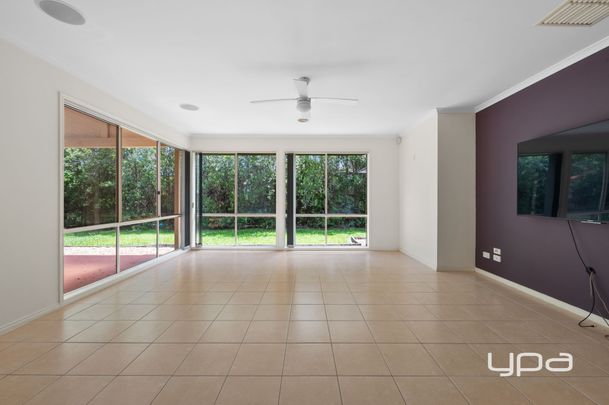 SPACIOUS FAMILY HOME ON A LARGE 690m² BLOCK - Photo 1