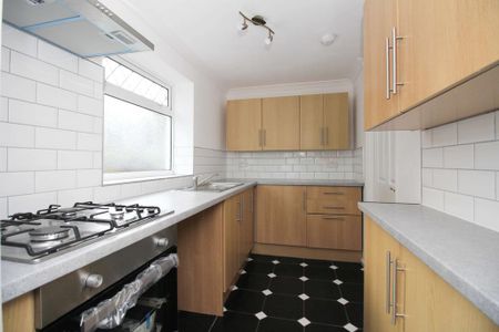 3 bedroom semi-detached house to rent - Photo 3