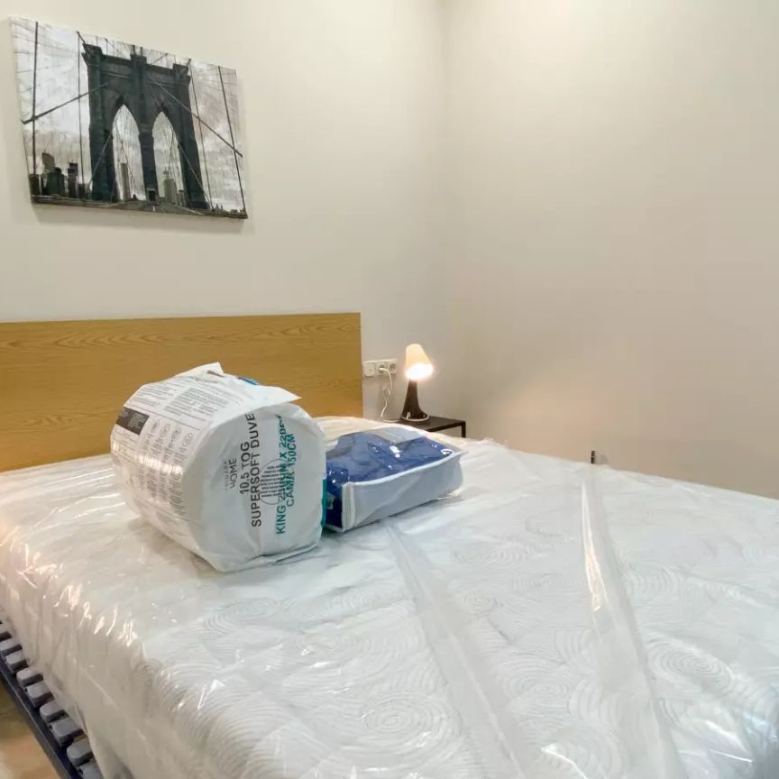 Room in a shared 4-bedroom apartment for rent in Russafa, all bills included, professionals only. - Foto 1