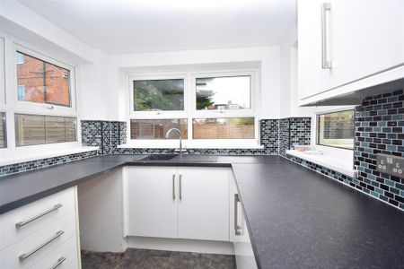 3 bedroom semi-detached house to rent - Photo 3
