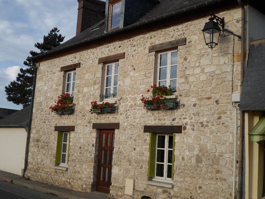 LA CROIX SAINT LEUFROY - Photo 1