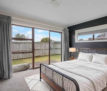 Three-Bedroom Home with Modern Open-Plan Living - Photo 2