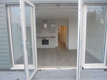 Penthouse Apartment to let in Norwich with private roof terrace - Photo 3