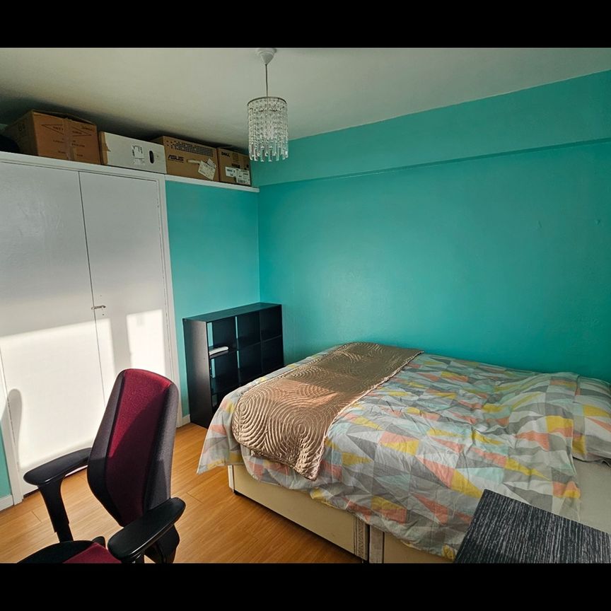 Room in a Shared Flat, Park Road North, W3 - Photo 1