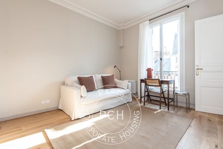 Rue Bassano, - Photo 4