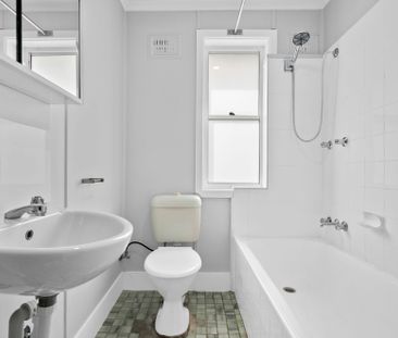 Charming Family Home in - Photo 4