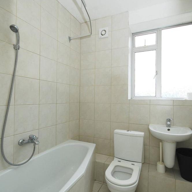 4 bedroom flat to rent - Photo 1