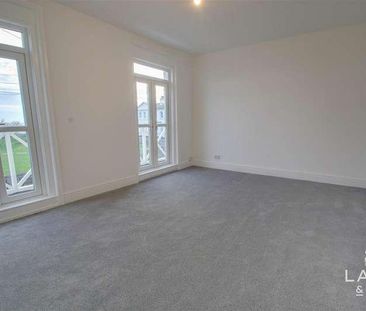 The Parade, CO14 - Photo 2