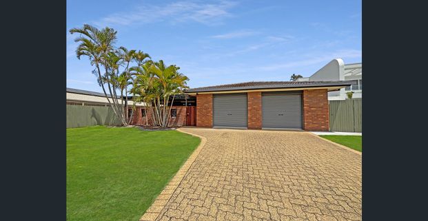 Fresh, Updated Beachside Living in Bokarina! - Photo 1