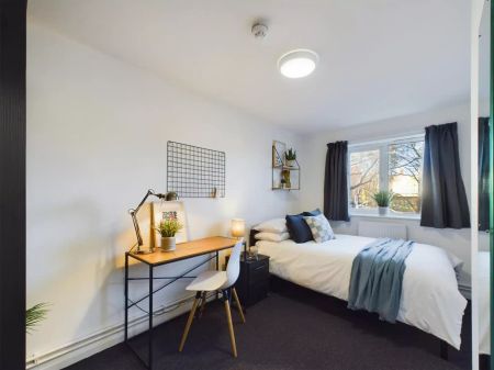 6 Bedroom House - Photo 3