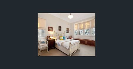 Beautiful family home brimming with period detailing - Photo 3