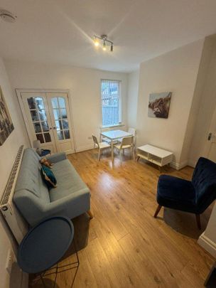 4 bedroom flat to rent - Photo 1