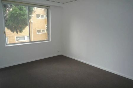 Spacious Apartment in the Heart of South Yarra! - Photo 3