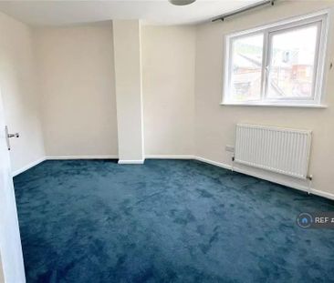 3 bedroom flat to rent - Photo 2