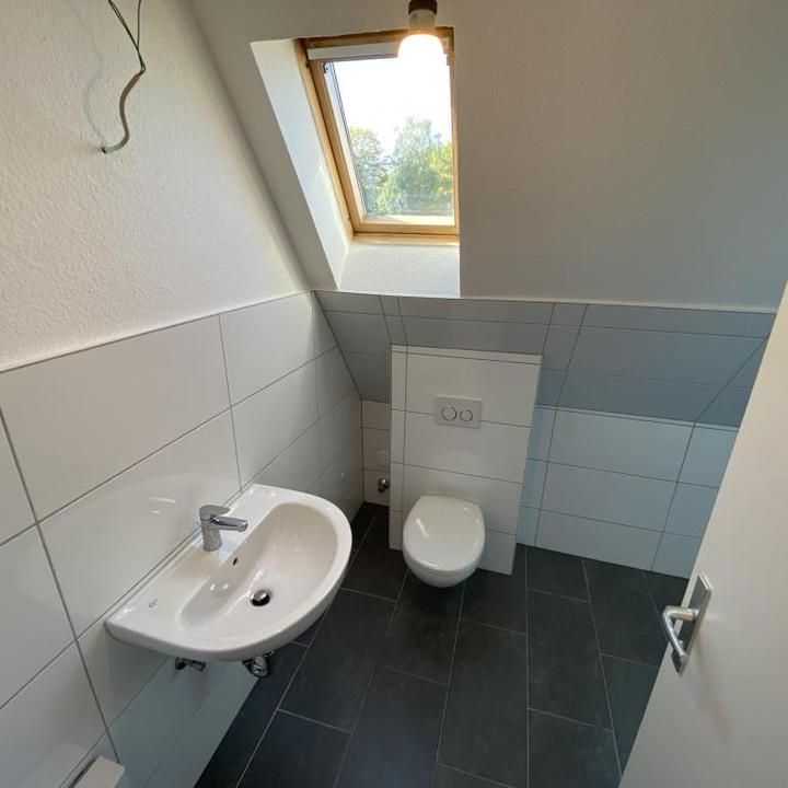 Einziehen und Wohlfühlen: Freundliche 3-Zimmer-Wohnung im Dachgeschoss - Foto 1