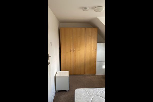 Room in a Shared Flat, Chesterfield Court, NW11 - Photo 1