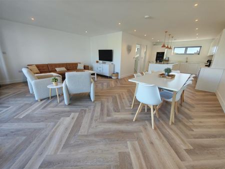 4 bedroom semi-detached house to rent - Photo 2