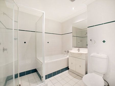 SPACIOUS 3 BEDROOM APARTMENT - HEART OF THE JUNCTION! - Photo 4