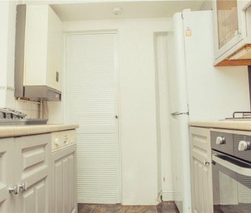 4 bedroom end of terrace house to rent - Photo 6