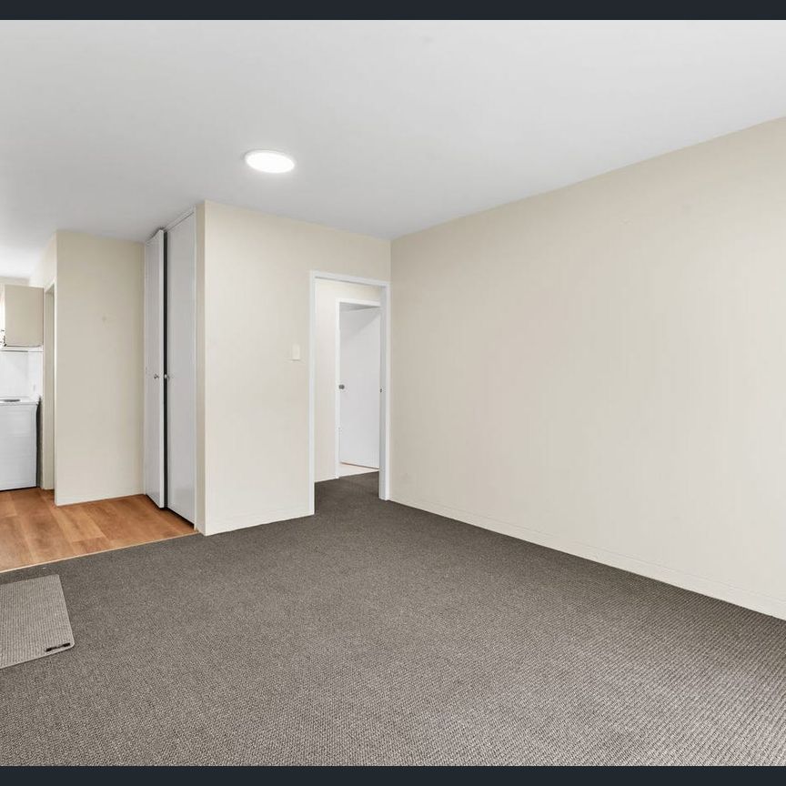 2 Bedroom Renovated Unit walk to Penrith CBD - Photo 1