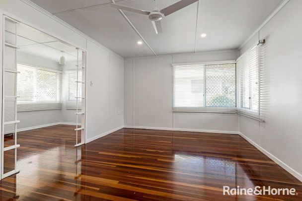 NEAT & TIDY THREE BEDROOM HOME IN WEST GLADSTONE! - Photo 1