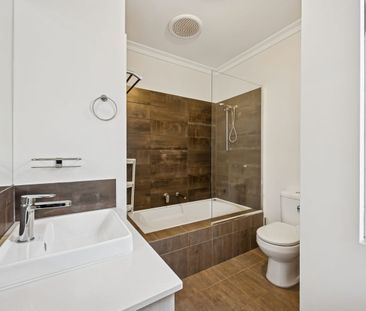 Easy care 3 bedroom 2 bathroom plus study family home in great loca... - Photo 5