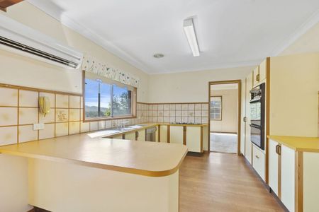 Spacious Family Home with Beautiful Outlook - Photo 2